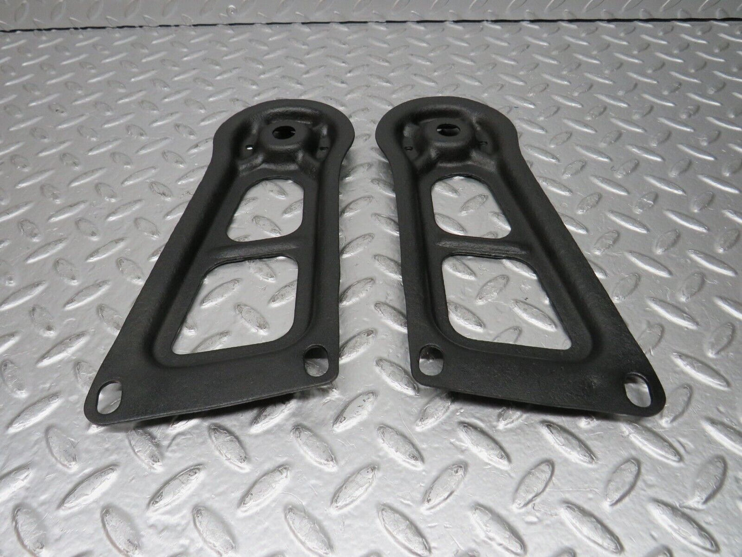 31122 Mercedes-Benz W123 200D Rear Suspension Axle Mounting Bracket