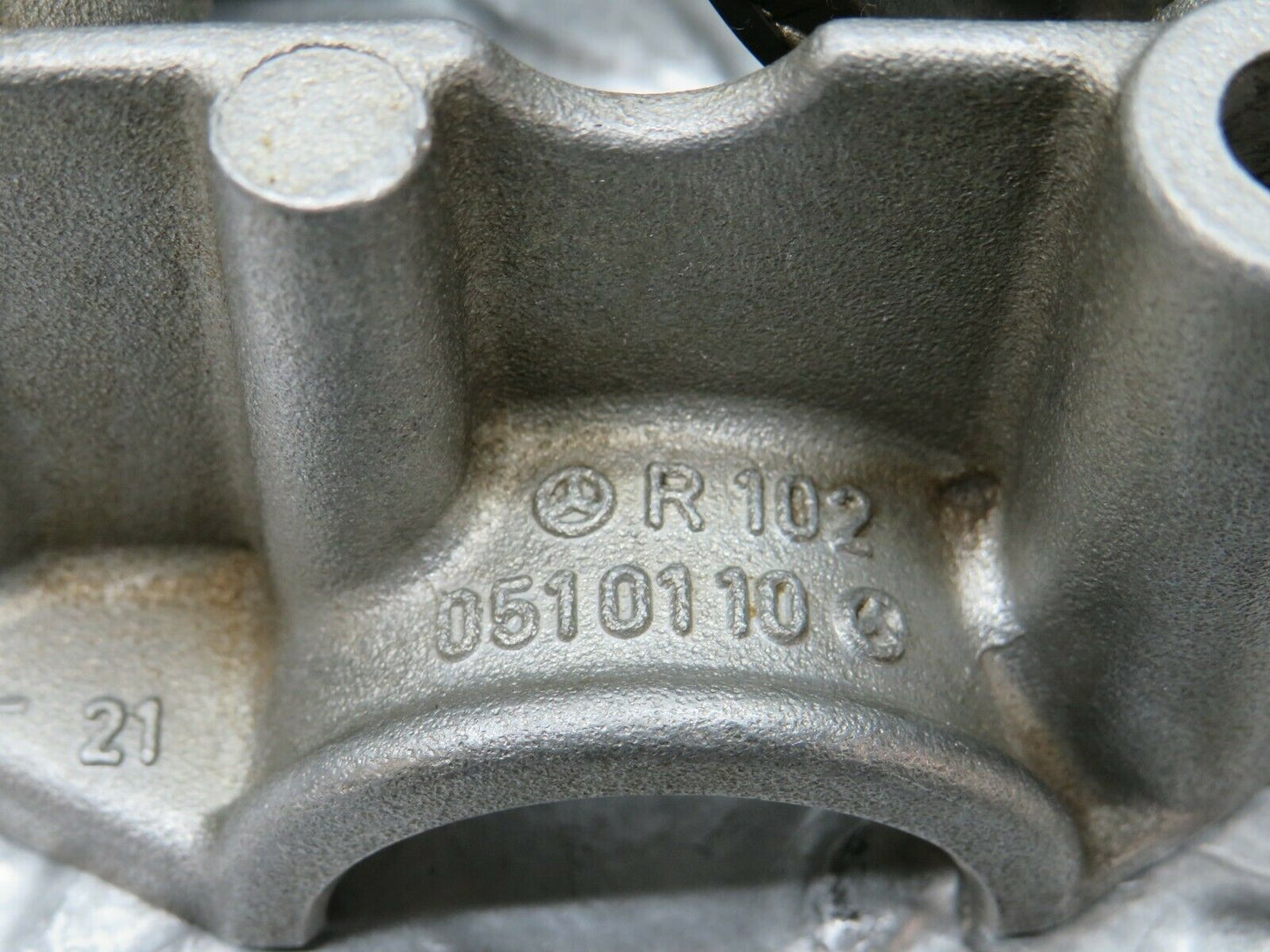 23072 Mercedes-Benz W201 190E Rocker Arms Camshaft Bearing Block 1020512110