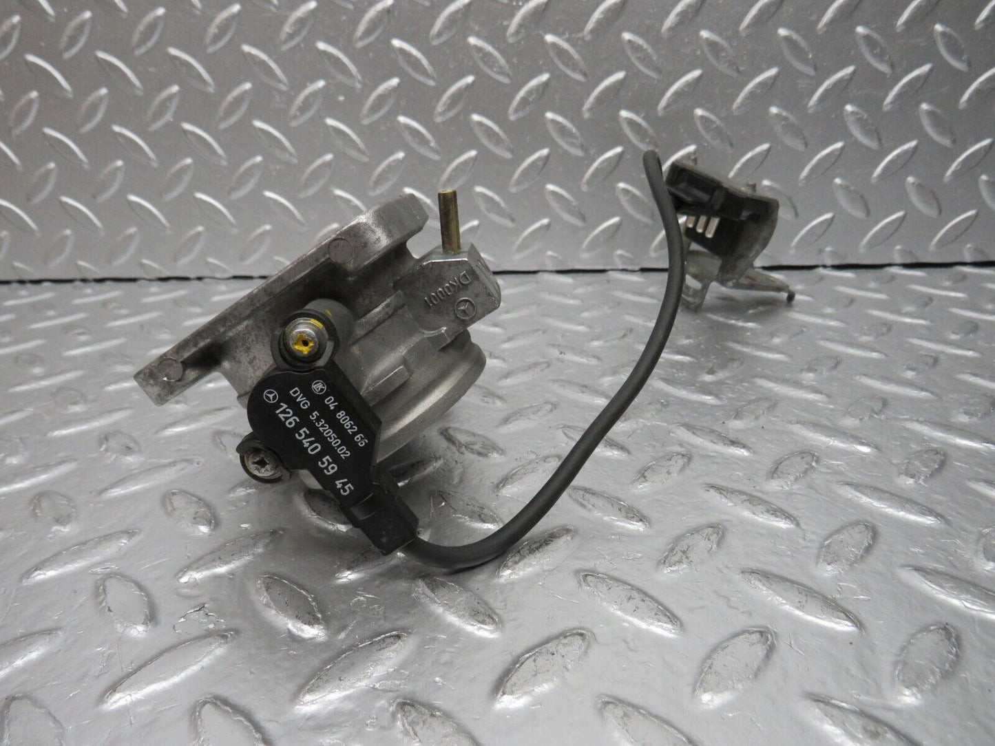 30461 Mercedes-Benz W124 230E Throttle Body Valve With Switch 0011409053