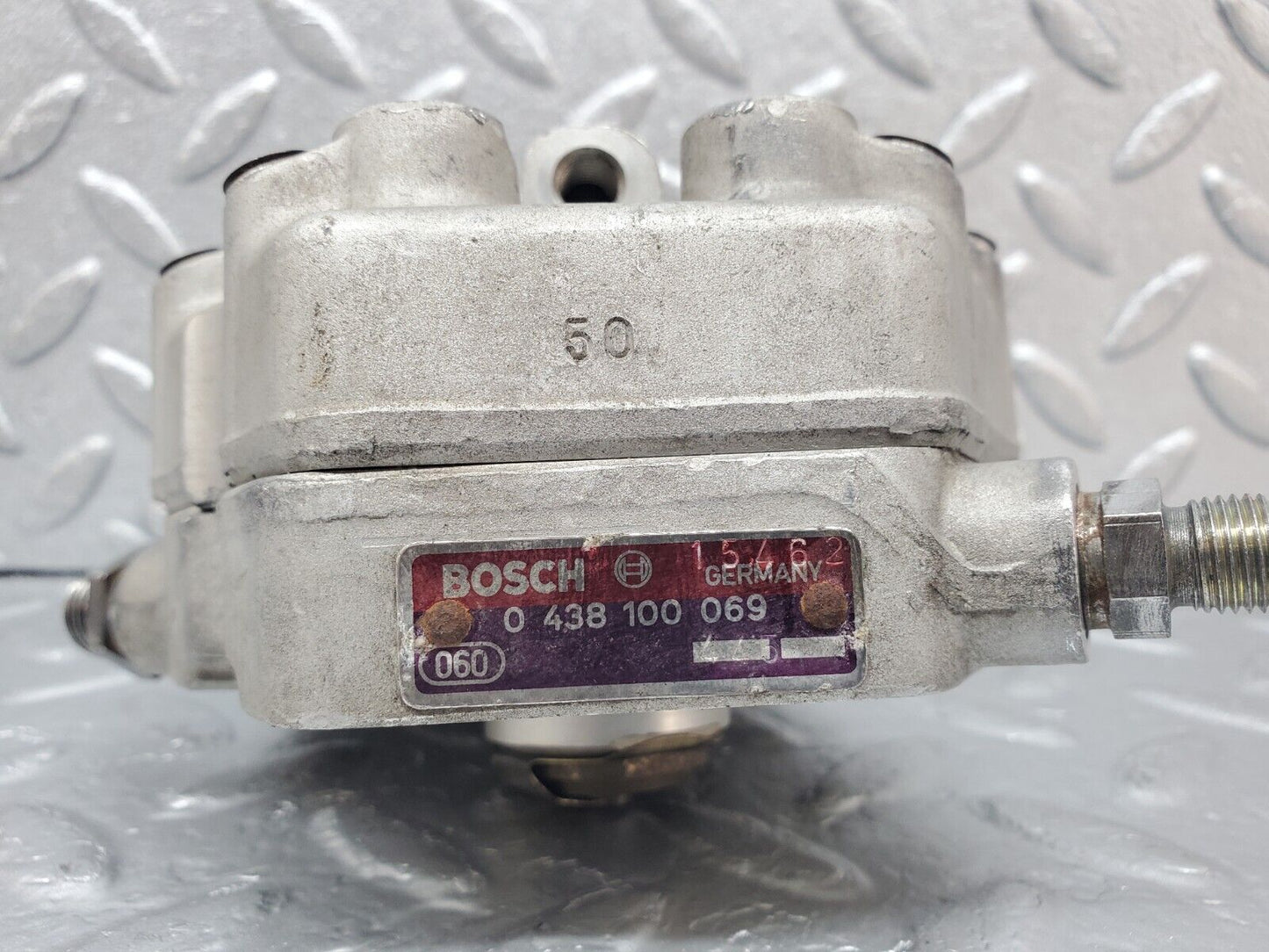 44284 Mercedes-Benz W123 280E Fuel Distributor Bosch 0438100069