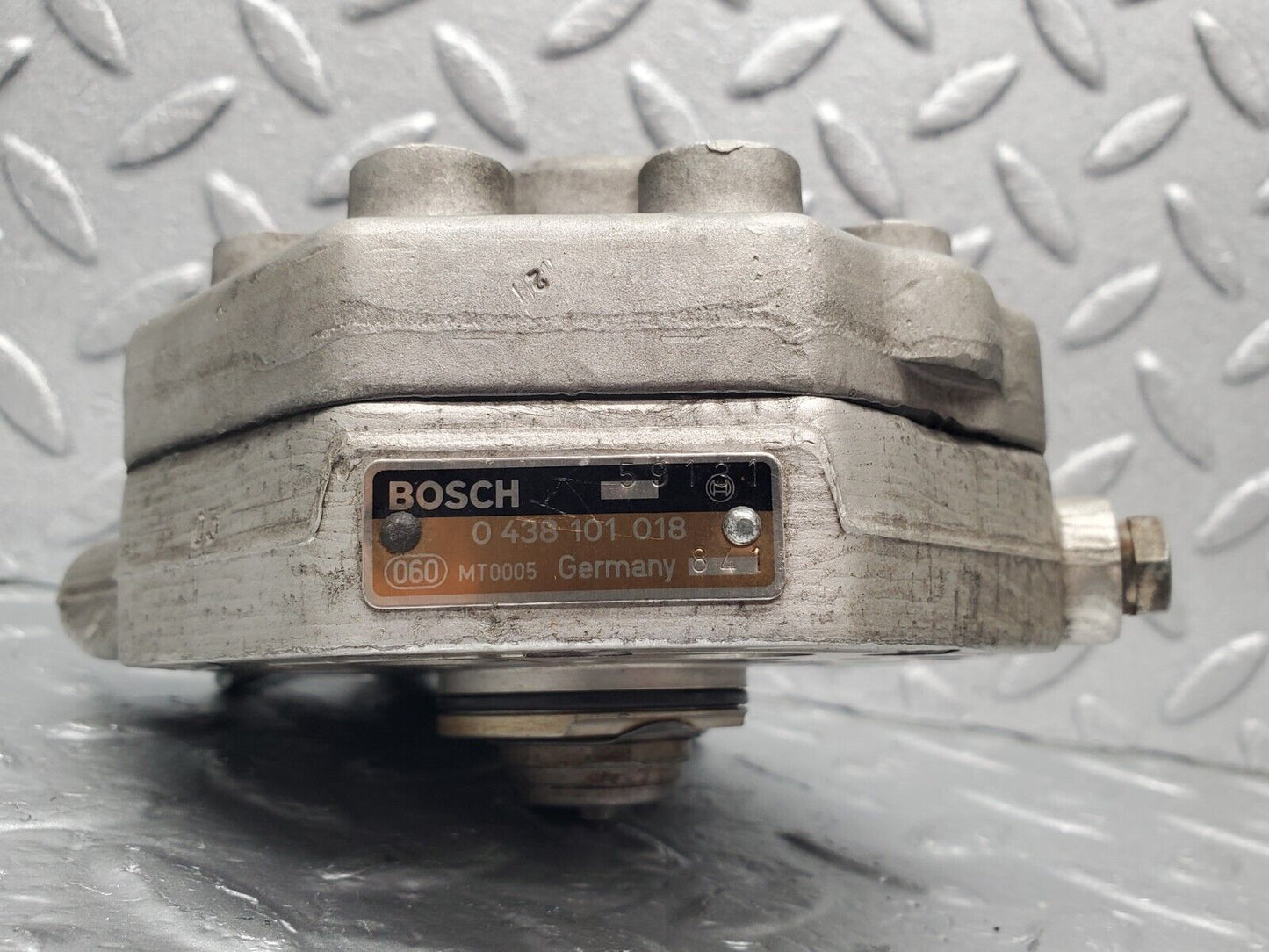 46028 Mercedes-Benz W126 420SE Fuel Distributor Bosch 0438101018