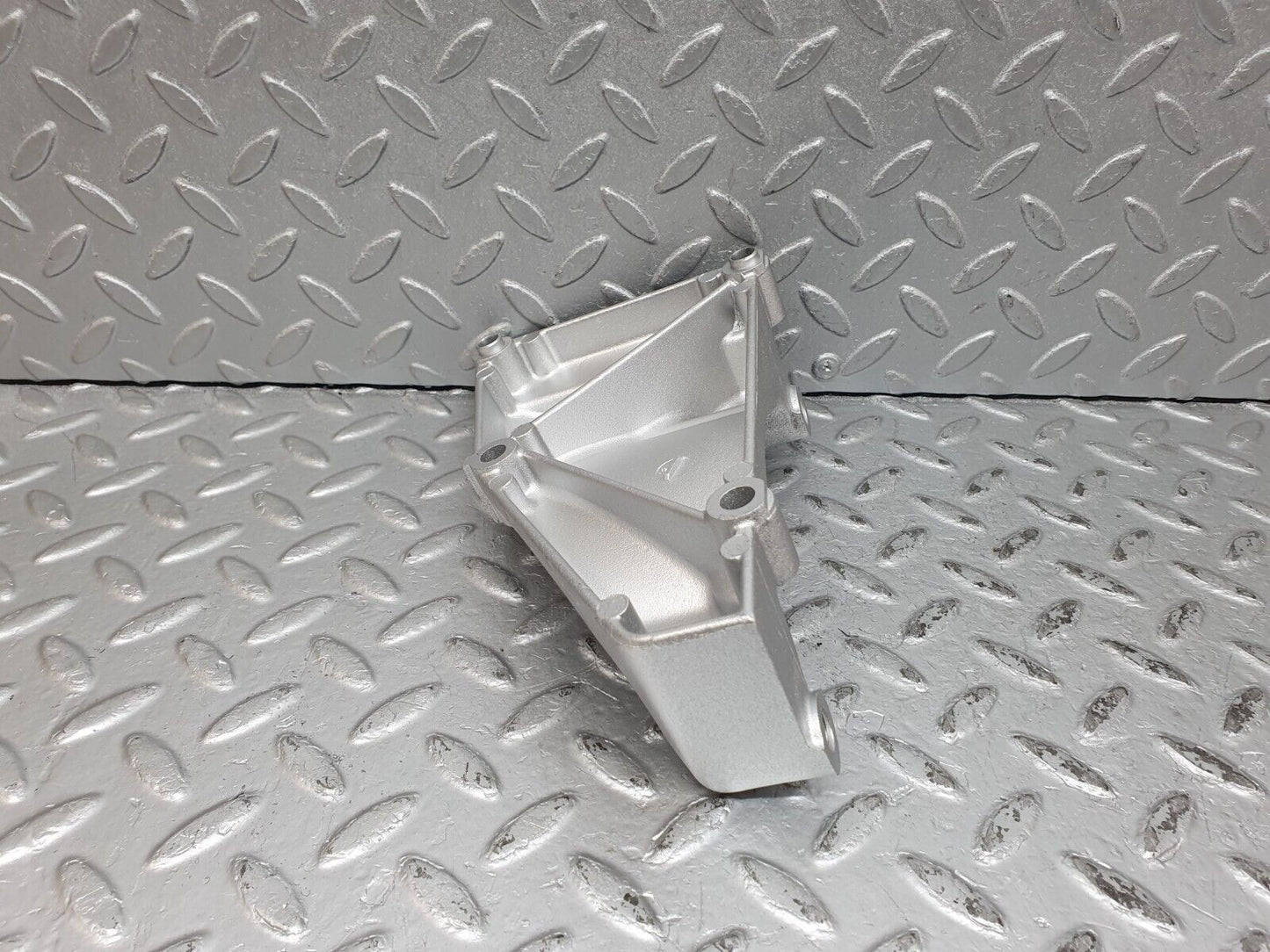 41214 Mercedes-Benz W126 300SE Alternator Generator Bracket 1031550435