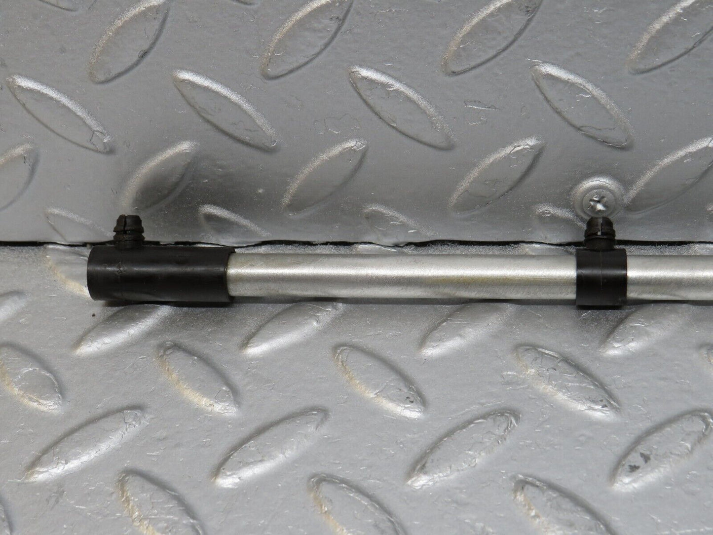 34549 Mercedes-Benz C126 380SEC Coupe Camshaft Oil Tube