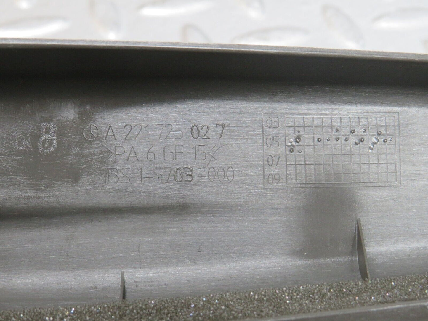 35285 Mercedes-Benz W221 Front Right Door Window Frame Trim 2217250271