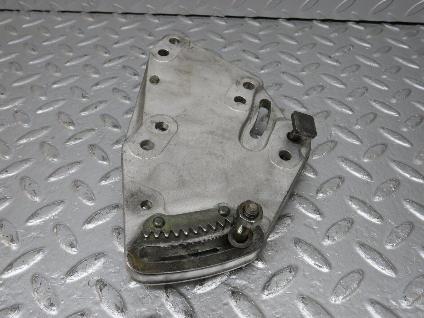 34511 Mercedes-Benz C126 380SEC Coupe Power Steering Pump Bracket 1174661141