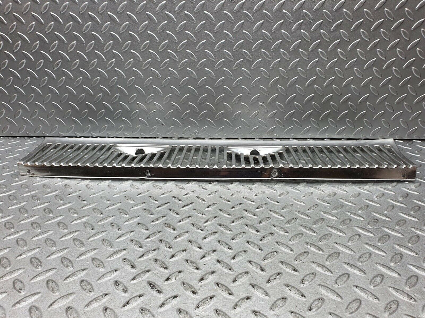 0160 Mercedes-Benz W116 350SE Air Intake Grill Chrome