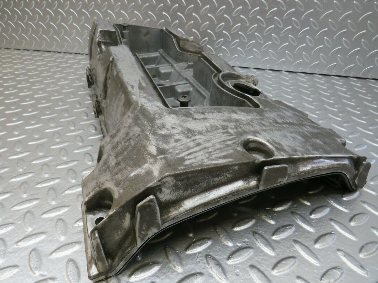 24389 Mercedes-Benz S124 220TE Wagon Cylinder Head Valve Cover 1110100330
