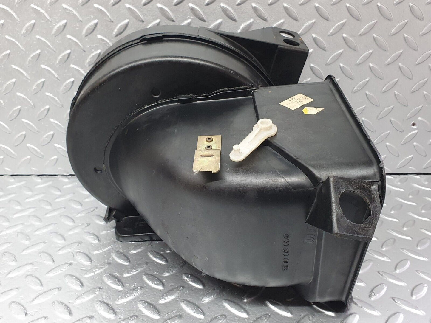 42136 Mercedes-Benz W123 280E Heater Blower Housing Behr 1238300008