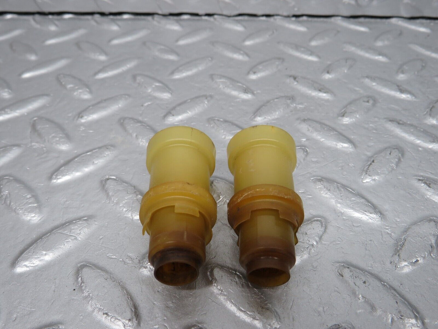 40174 Mercedes-Benz R107 350SL Coupe Fuel Injector Holder 2x