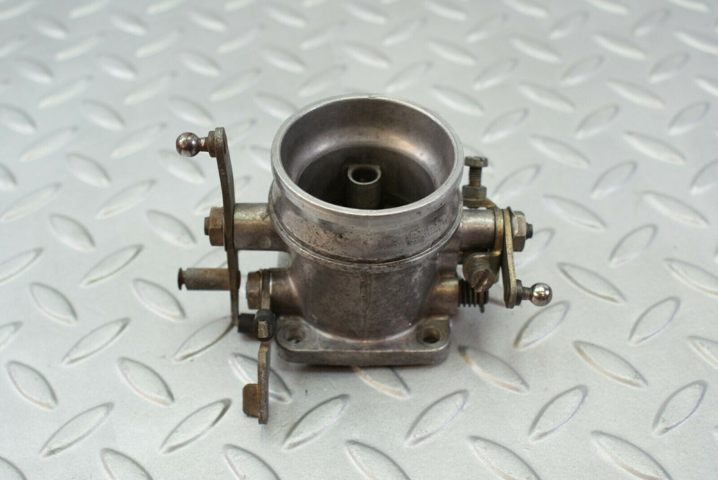 3082 Mercedes-Benz W115 220D Throttle Body Valve 6150710206