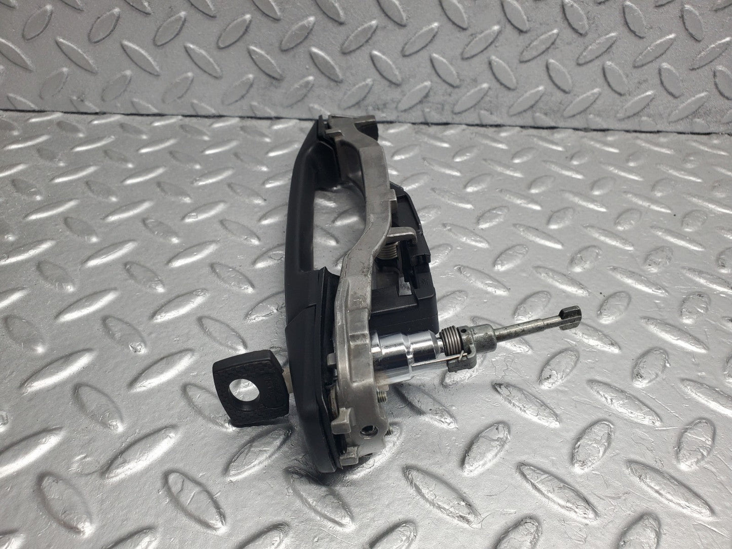 W124 Wagon left door exterior handle with key used OEM