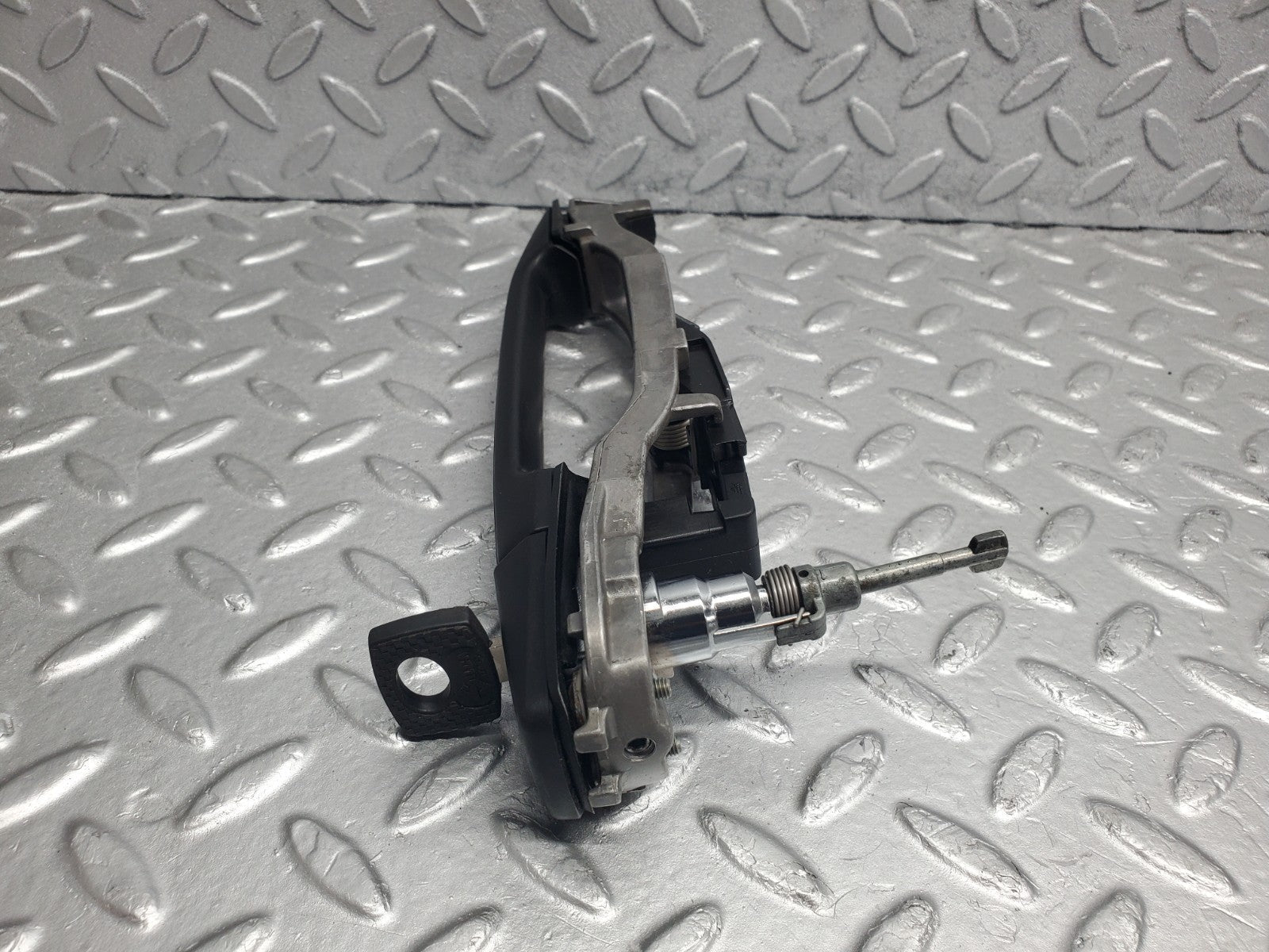 W124 Wagon left door exterior handle with key used OEM