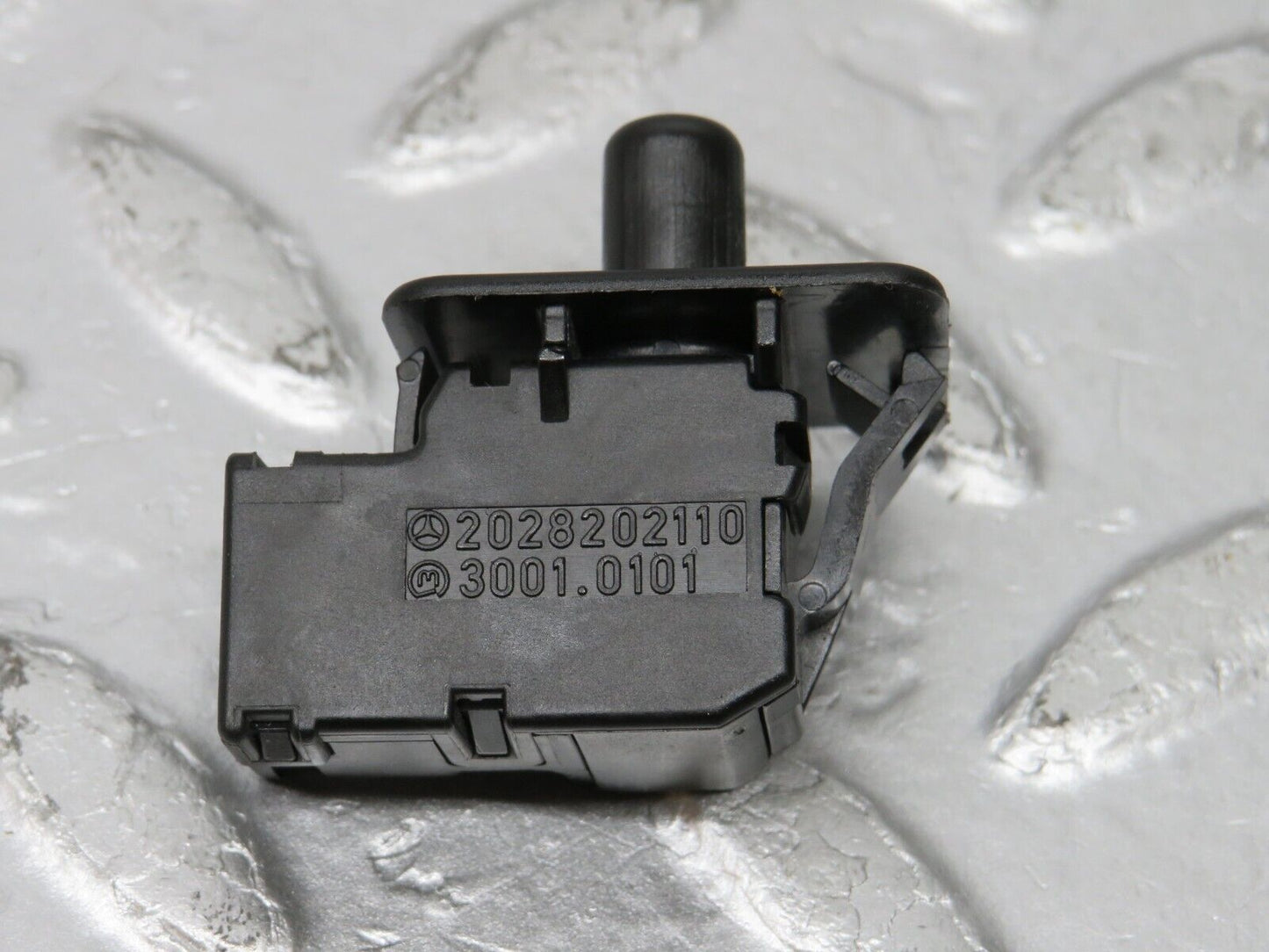 33459 Mercedes-Benz W202 C180 Door Contact Switch 2x 2028202110