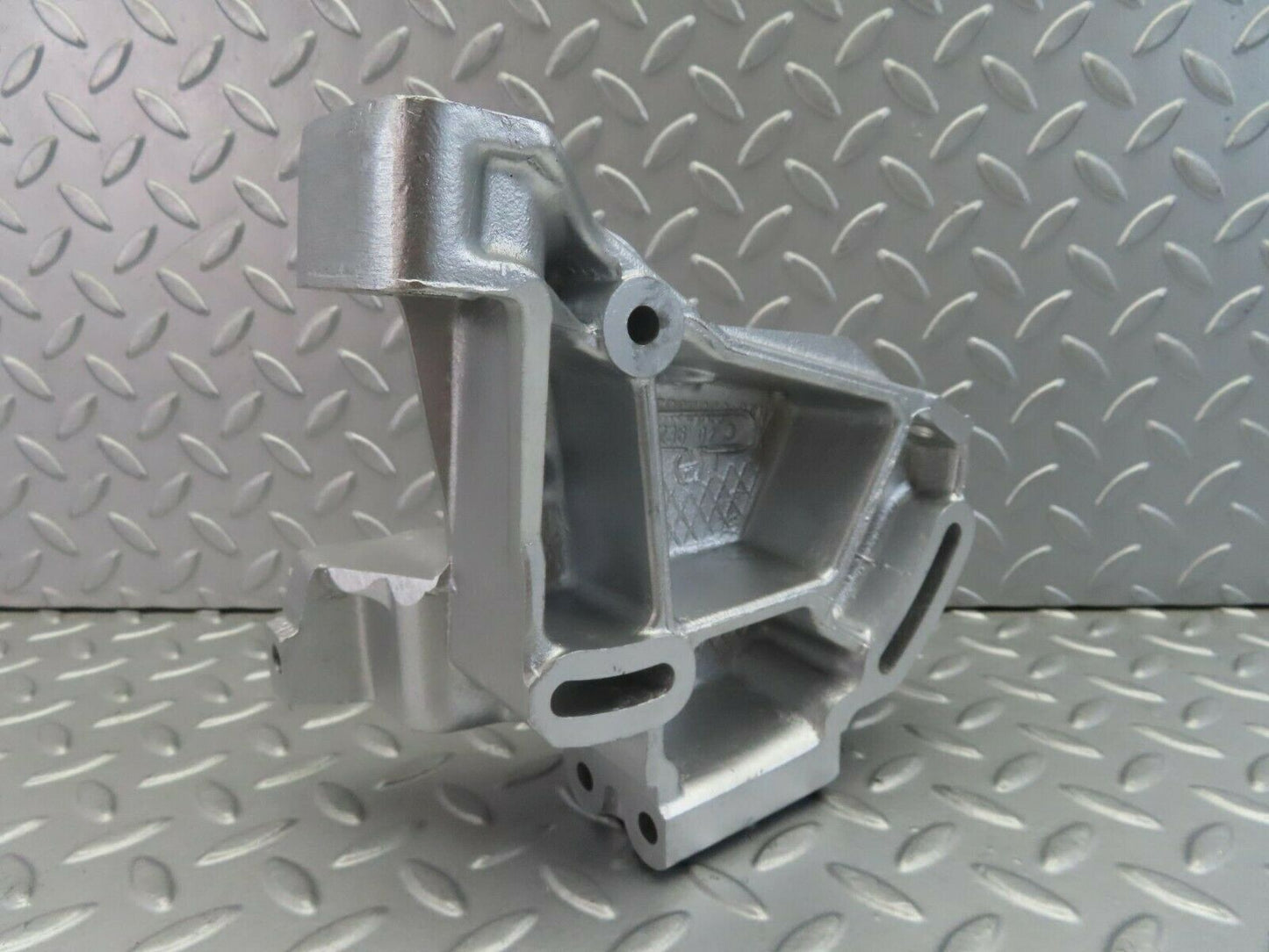 7548 Mercedes-Benz Power Steering Pump Bracket OM617
