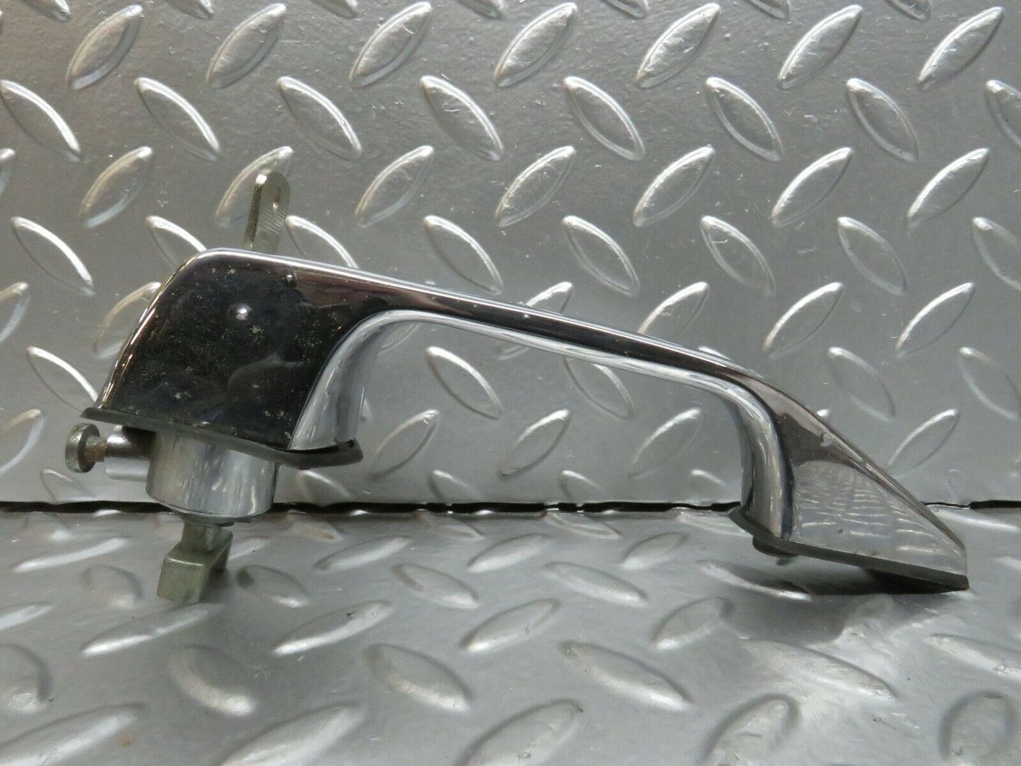 23715 Mercedes-Benz W114 280E Exterior Door Handle Front Left With Key 1157600501
