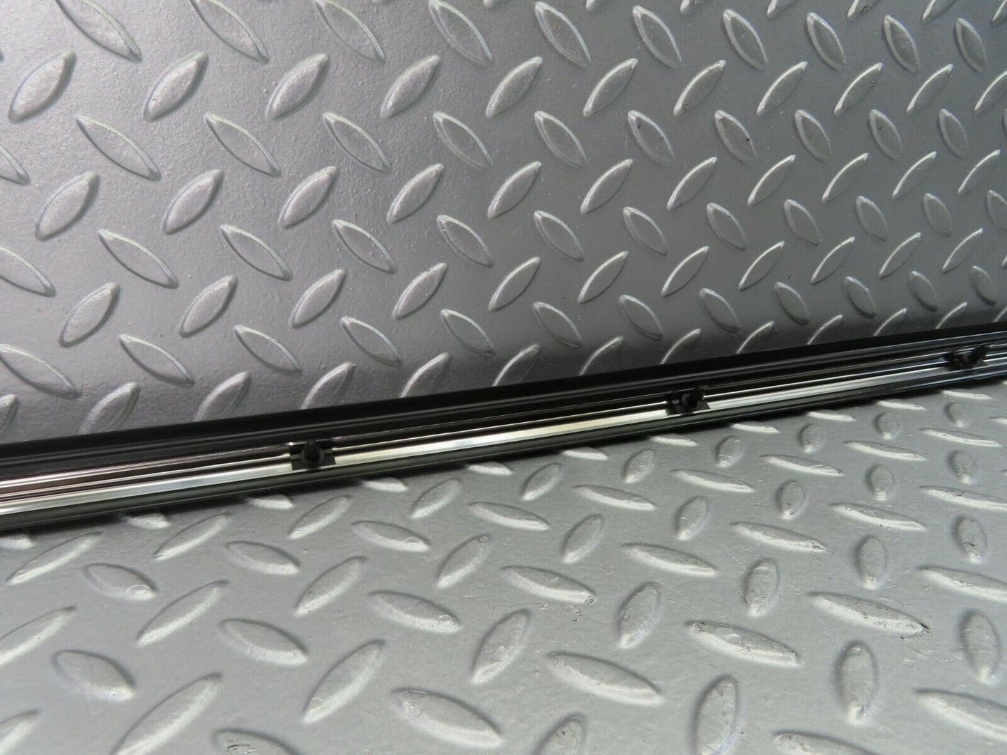 10286 Mercedes-Benz W116 Front Left Door Centre Moulding Trim