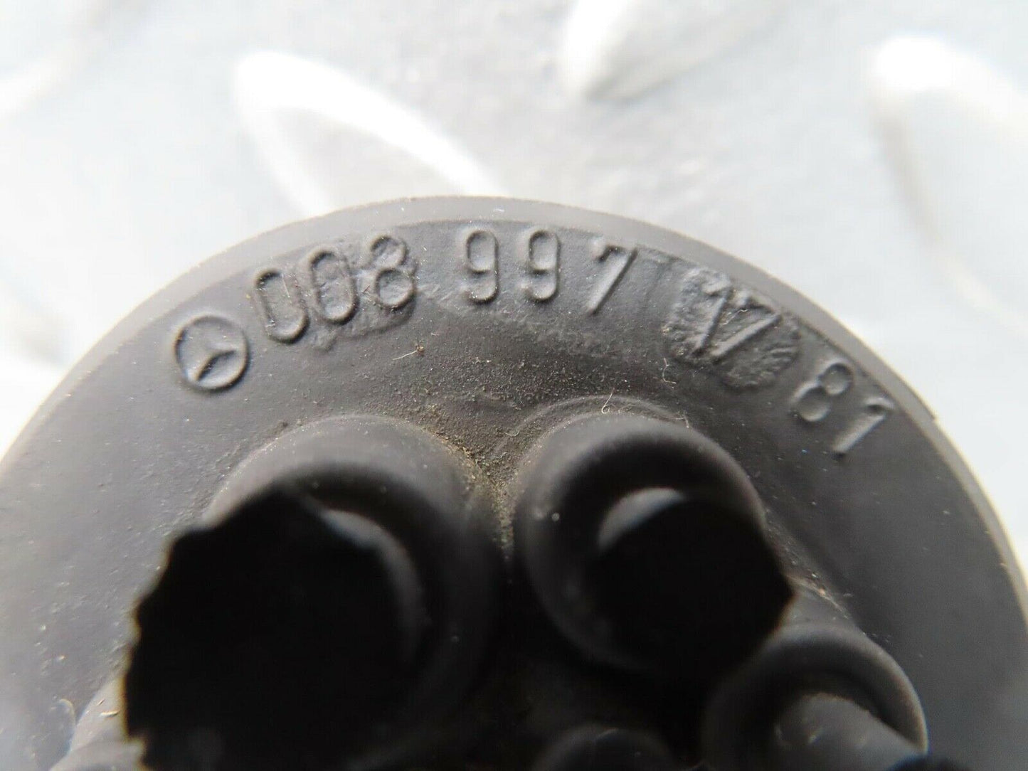 16477 Mercedes-Benz W124 260E Firewall Rubber Grommet 0089971781