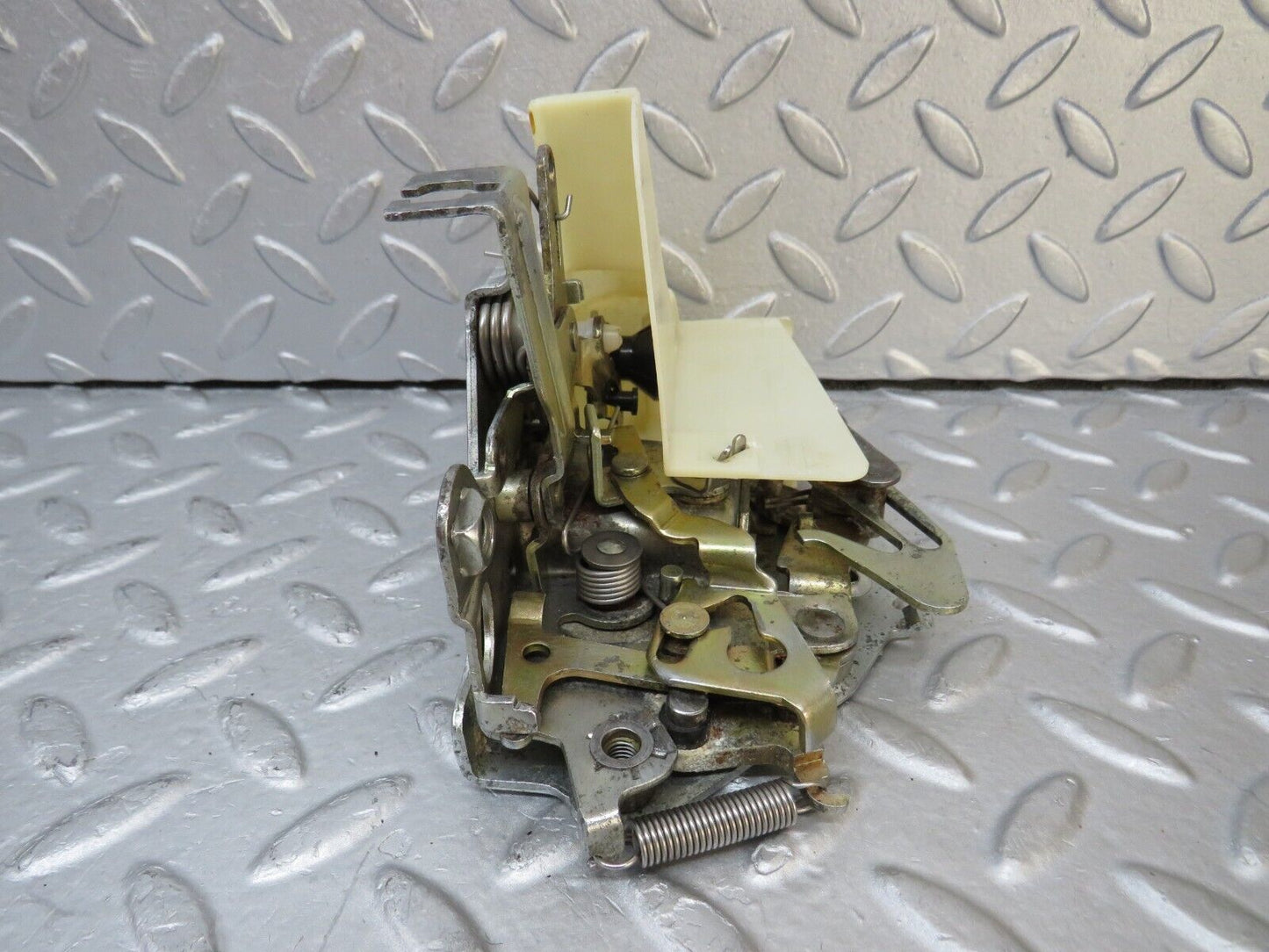 36972 Mercedes-Benz C126 420SEC Coupe Left Door Lock Mechanism