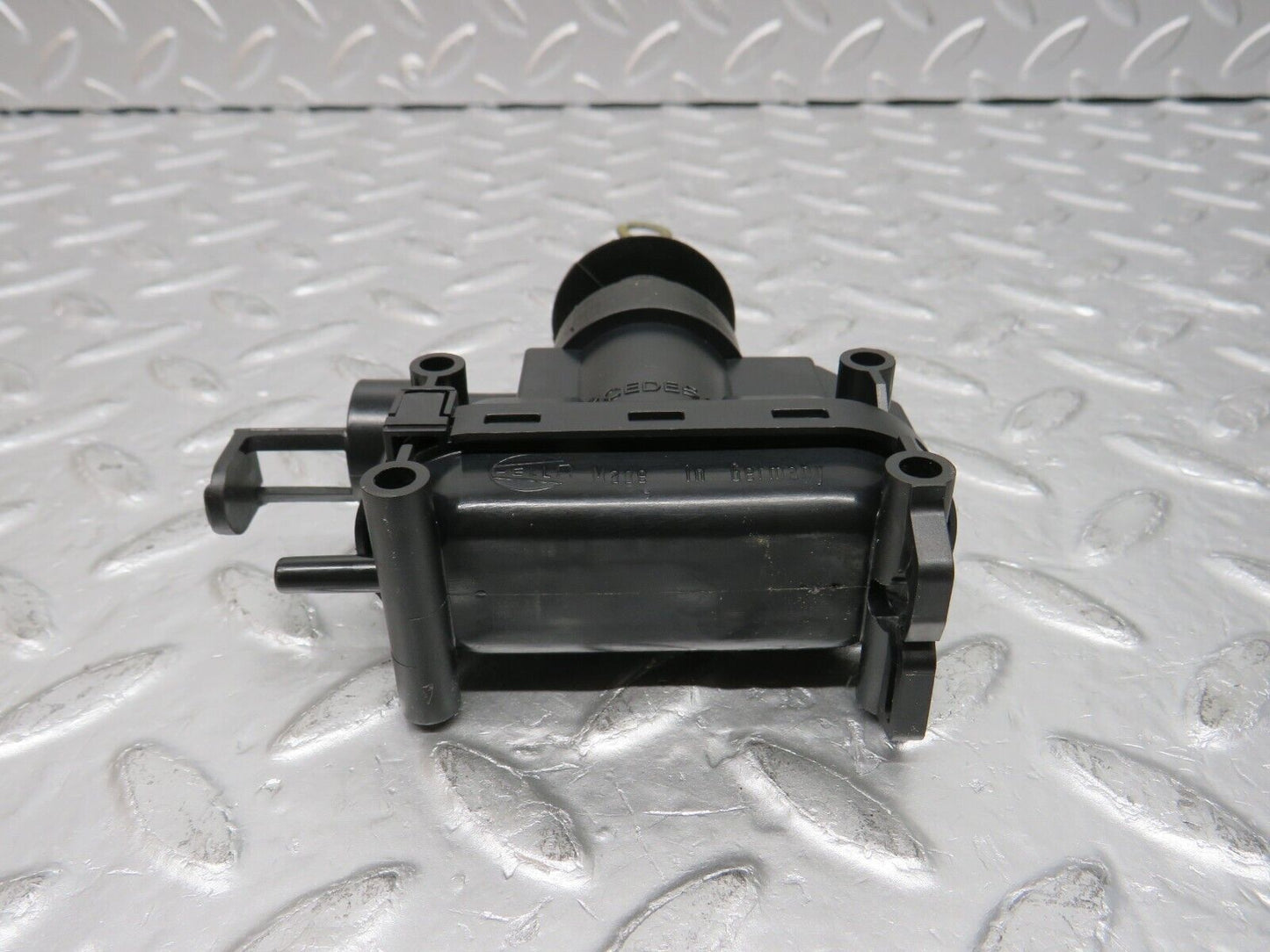 32447 Mercedes-Benz S124 300TE Wagon Door Lock Vacuum Actuator Front Left