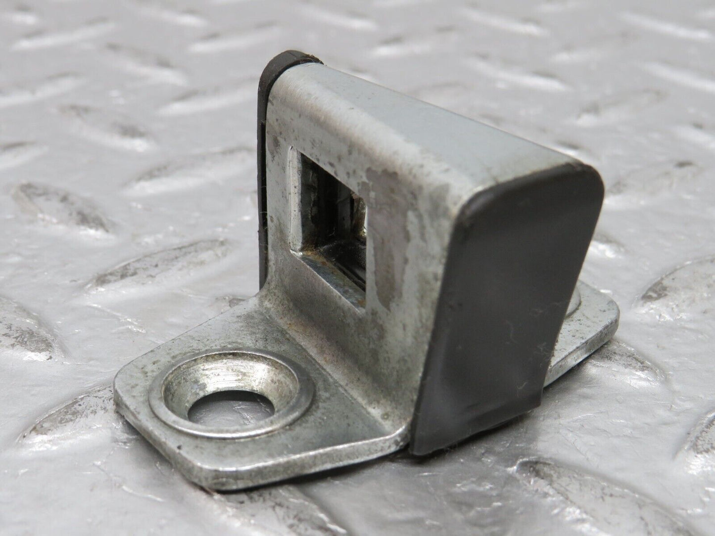32377 Mercedes-Benz S124 300TE Wagon Door Lock Latch
