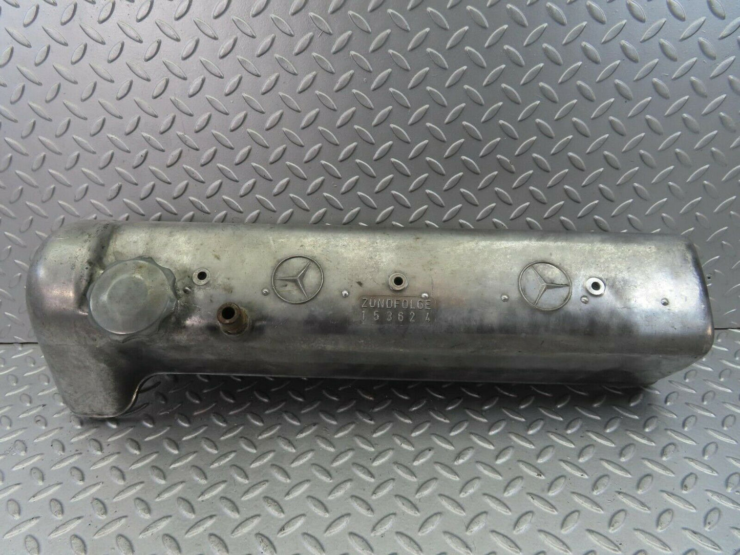 8674 Mercedes-Benz W111 Cylinder Head Valve Cover 1800161305