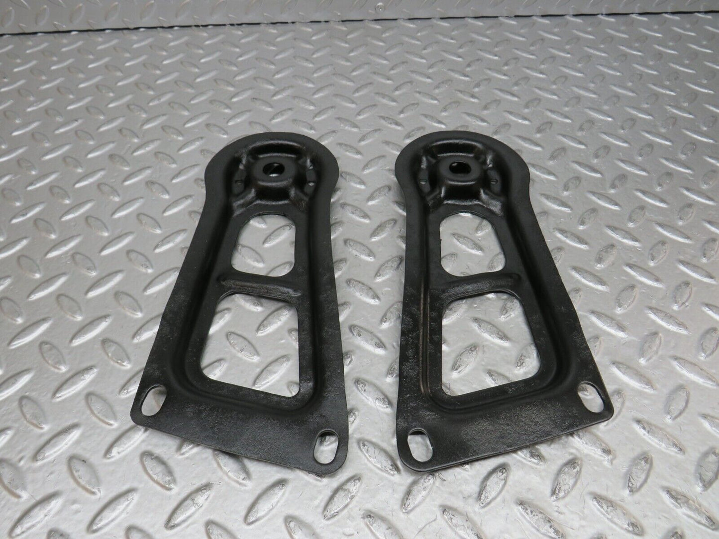 27908 Mercedes-Benz W123 280E Rear Suspension Axle Mounting Bracket