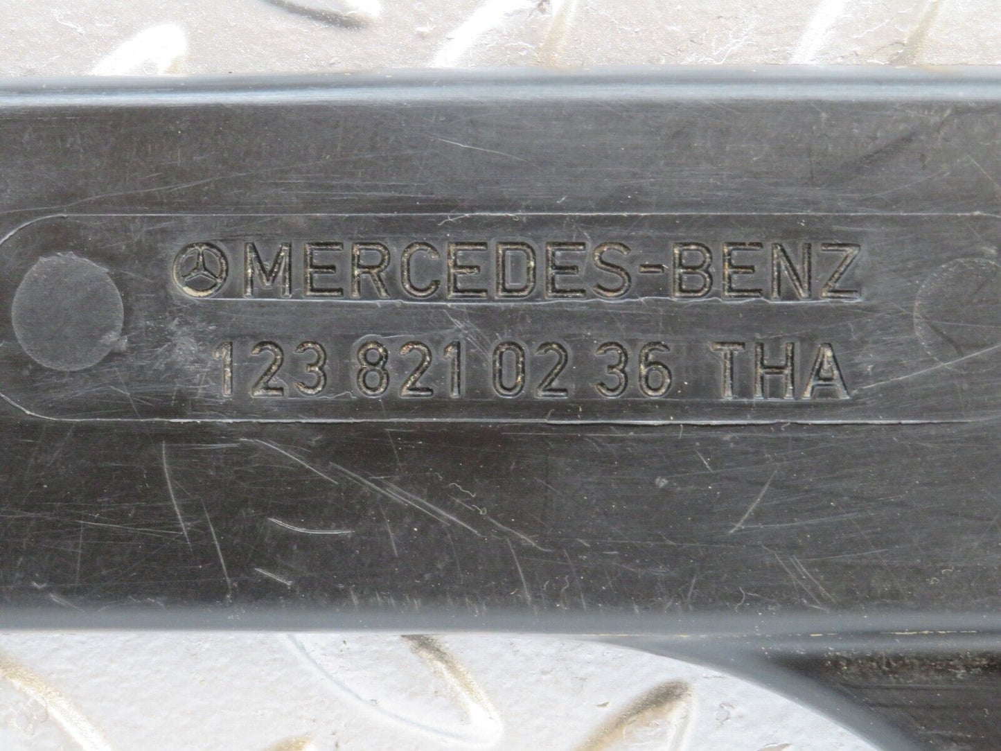 0458 Mercedes-Benz W123 230E Cabel Chanel Cover 1238210236