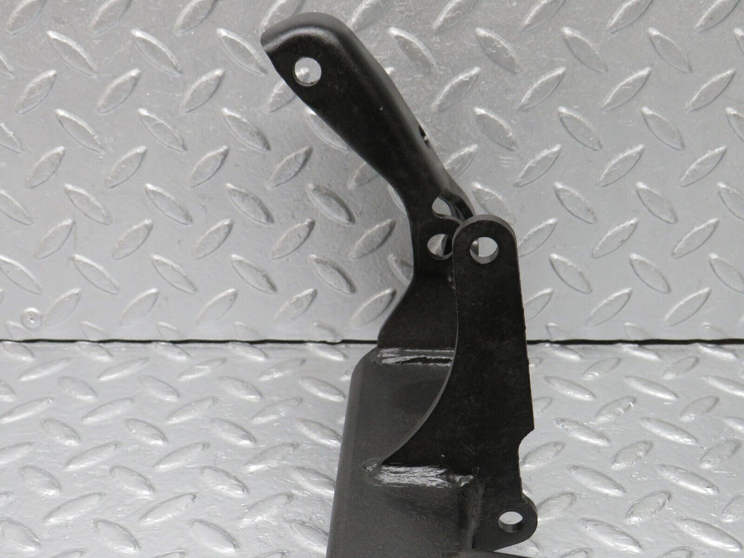 39290 Mercedes-Benz R107 500SL Air Condition Compressor Mount Bracket