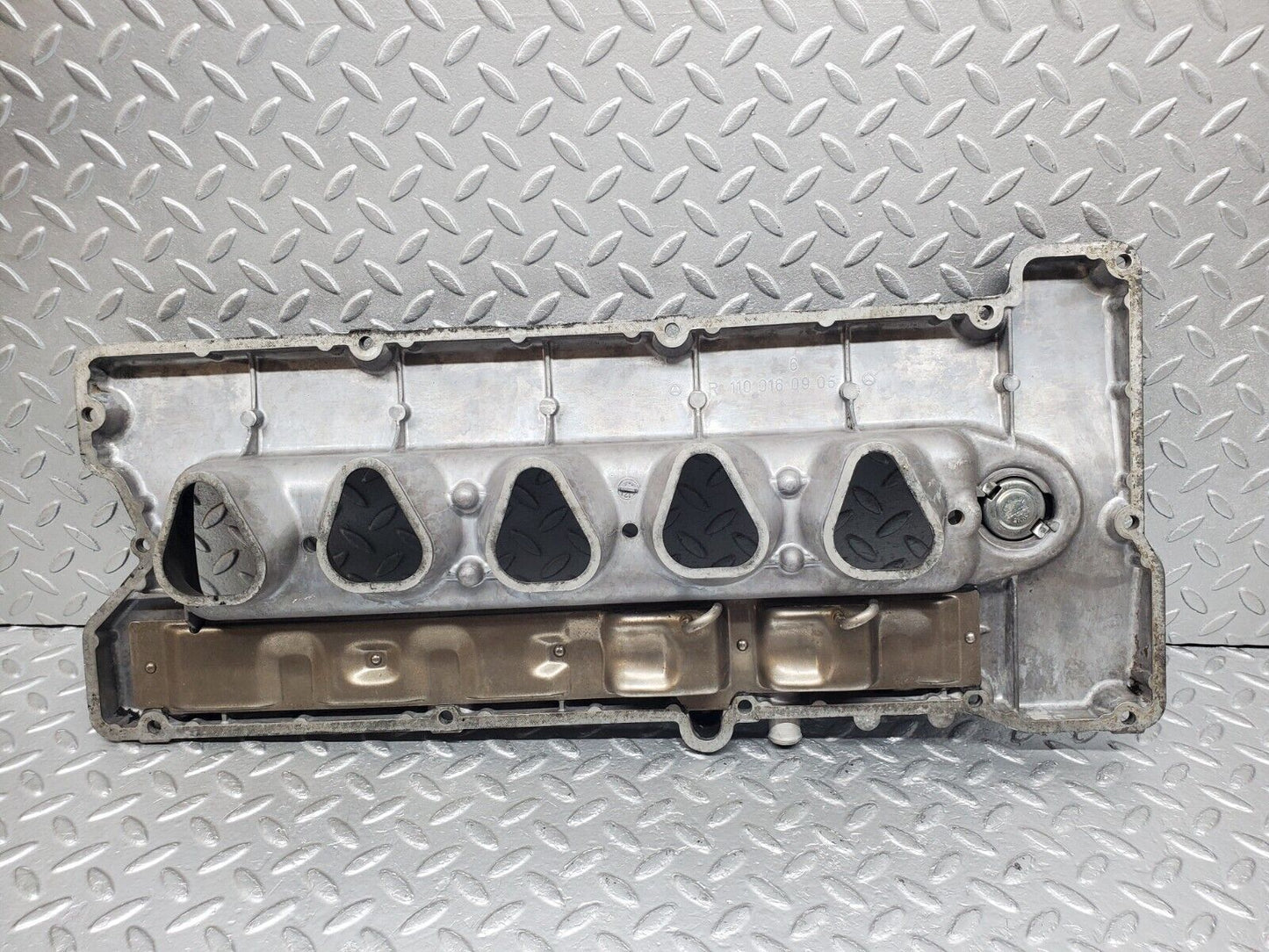 45437 Mercedes-Benz 280E M110.988 Cylinder Head Valve Cover 1100160905