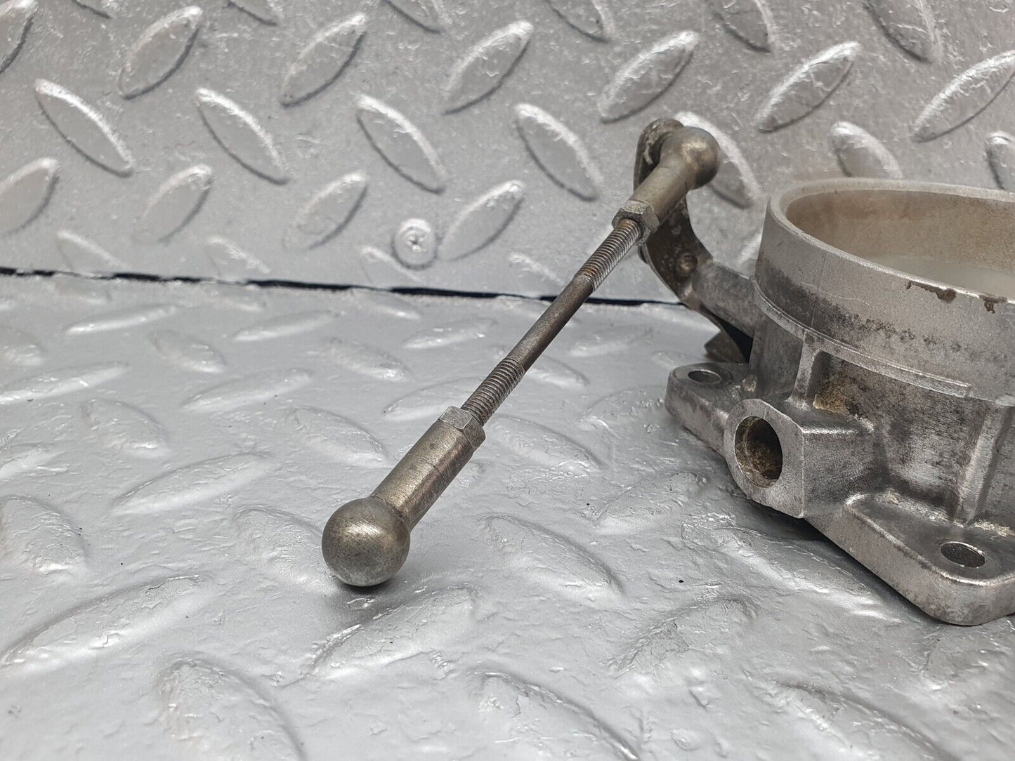 43580 Mercedes-Benz C126 380SEC Coupe Throttle Body Valve 0039970036