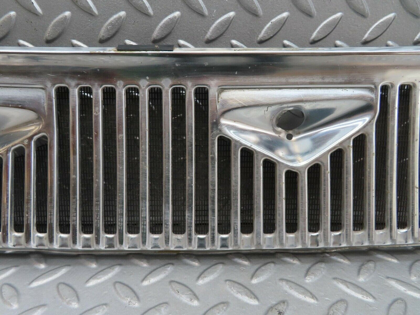 14208 Mercedes-Benz W116 350SE Air Intake Chrome Grill