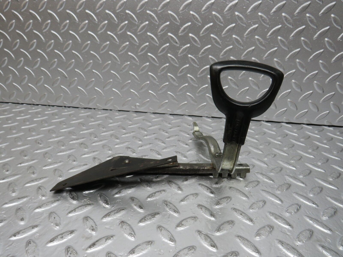 31151 Mercedes-Benz W123 200D Front Right Seat Side Sliding Handle