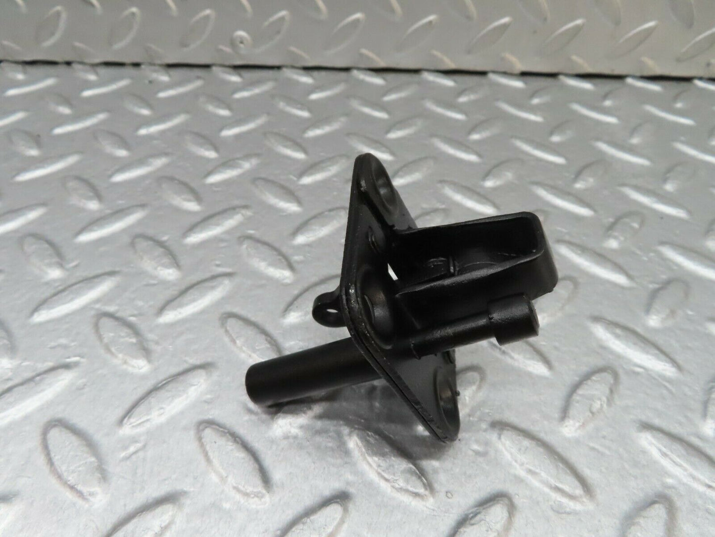 17990 Mercedes-Benz W123 200 Bonnet Lock Catch