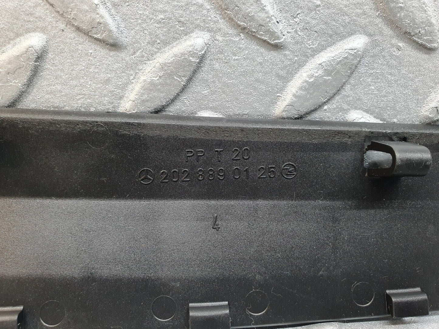 41975 Mercedes-Benz W202 C200 Windscreen Washer Nozzle Cover Trim 2028890025