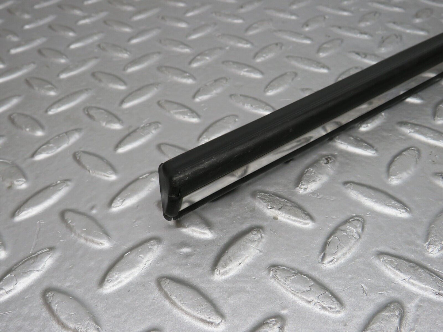 40641 Mercedes-Benz W123 300D Rear Left Door Centre Moulding Trim