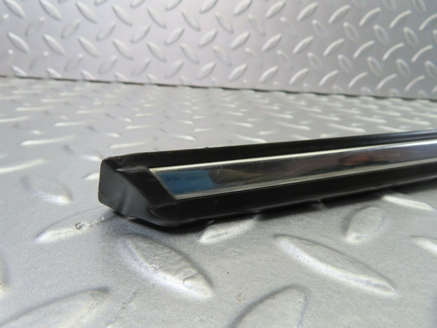 10255 Mercedes-Benz W123 Front Left Door Centre Moulding Trim