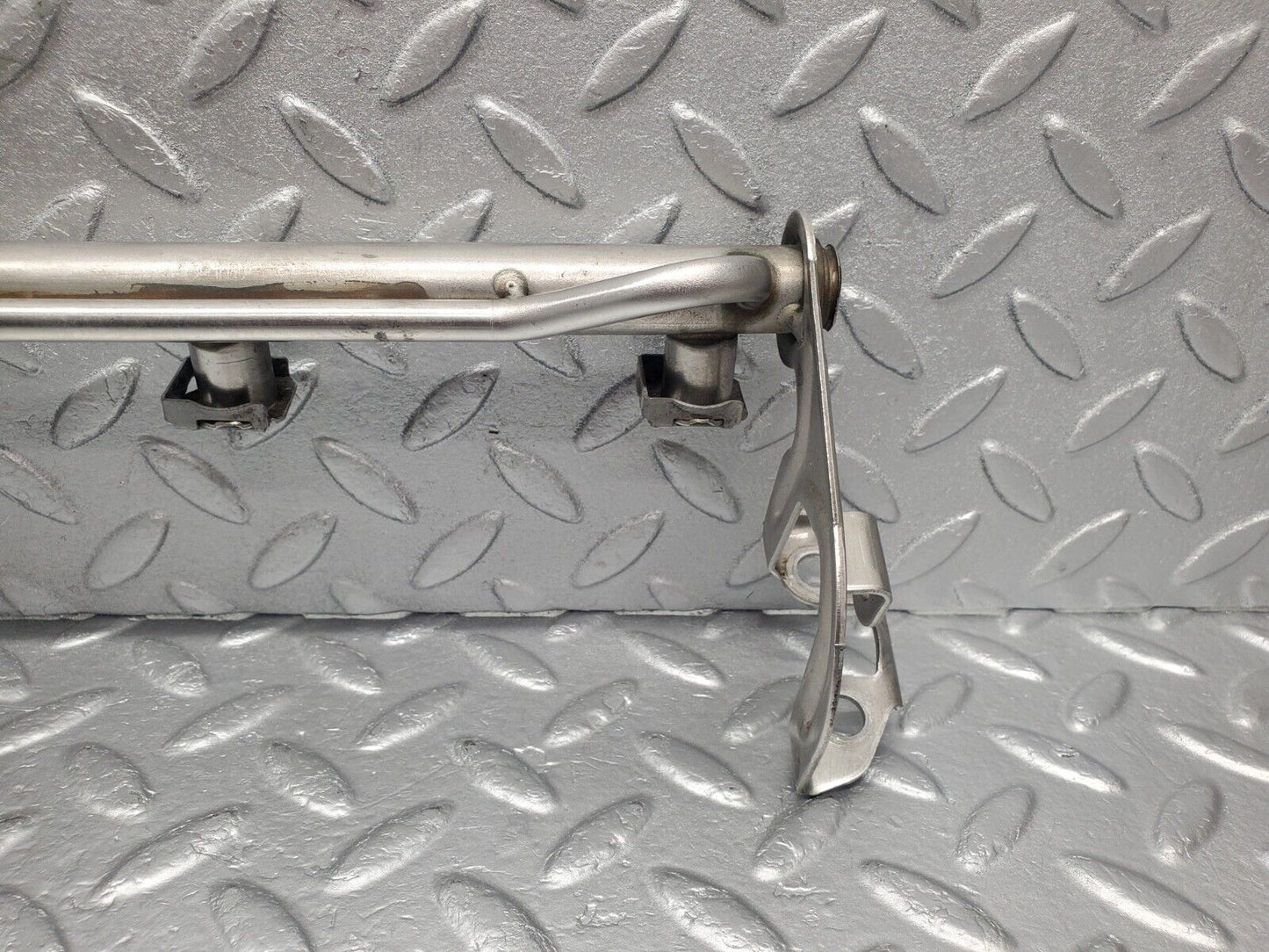 46173 Mercedes-Benz W124 280E Fuel Injector Rail With Pressure Regulator 0000781589