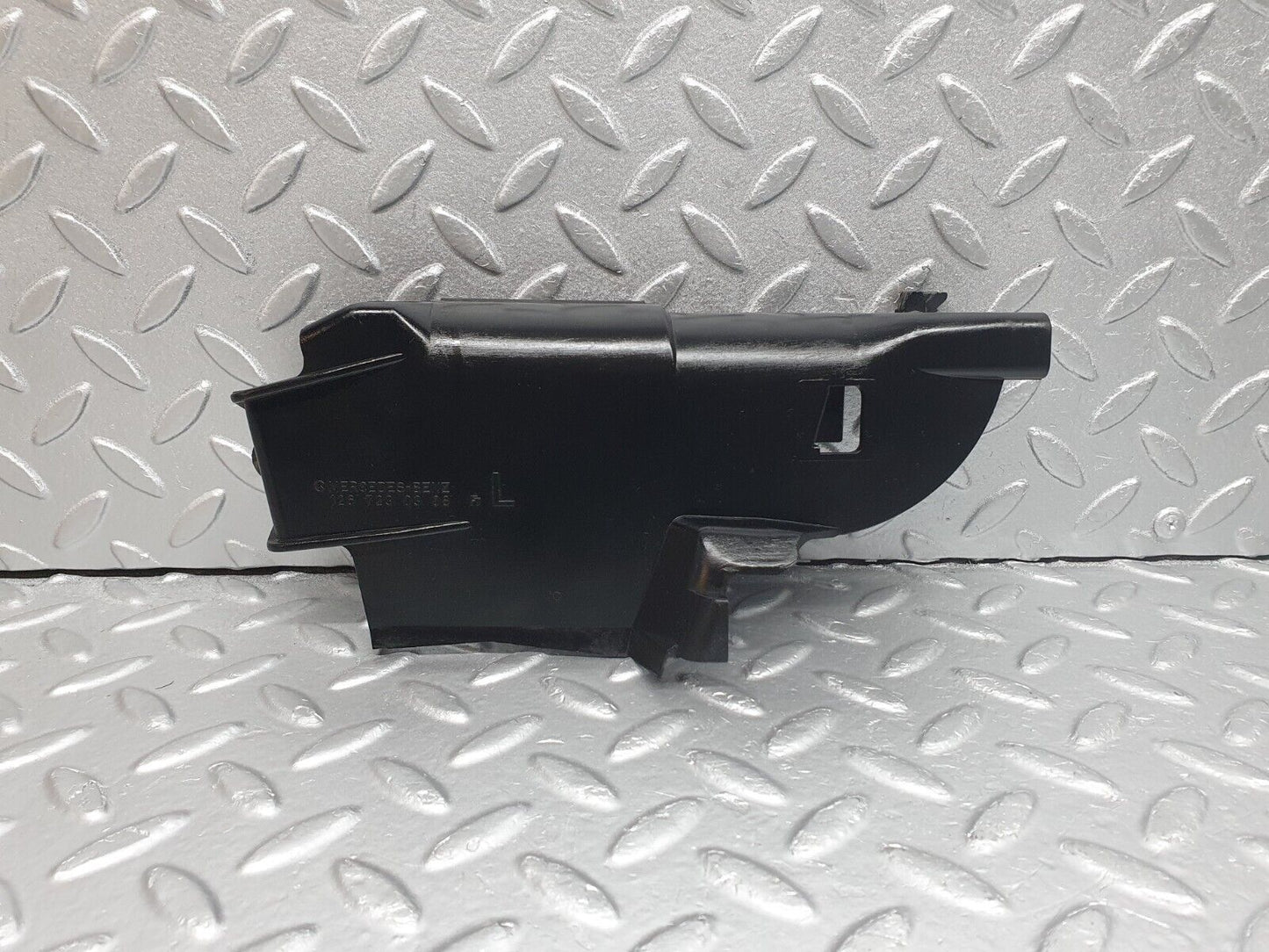 40906 Mercedes-Benz W126 300SE Front Left Door Lock Inner Cover 1267230308