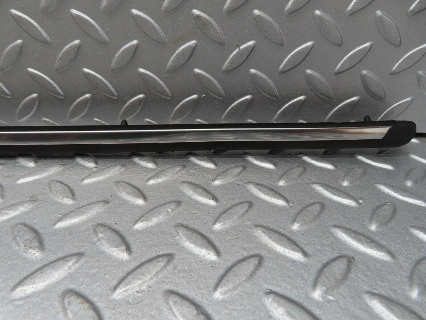 13443 Mercedes-Benz W123 200 Front Right Fender Centre Moulding Trim