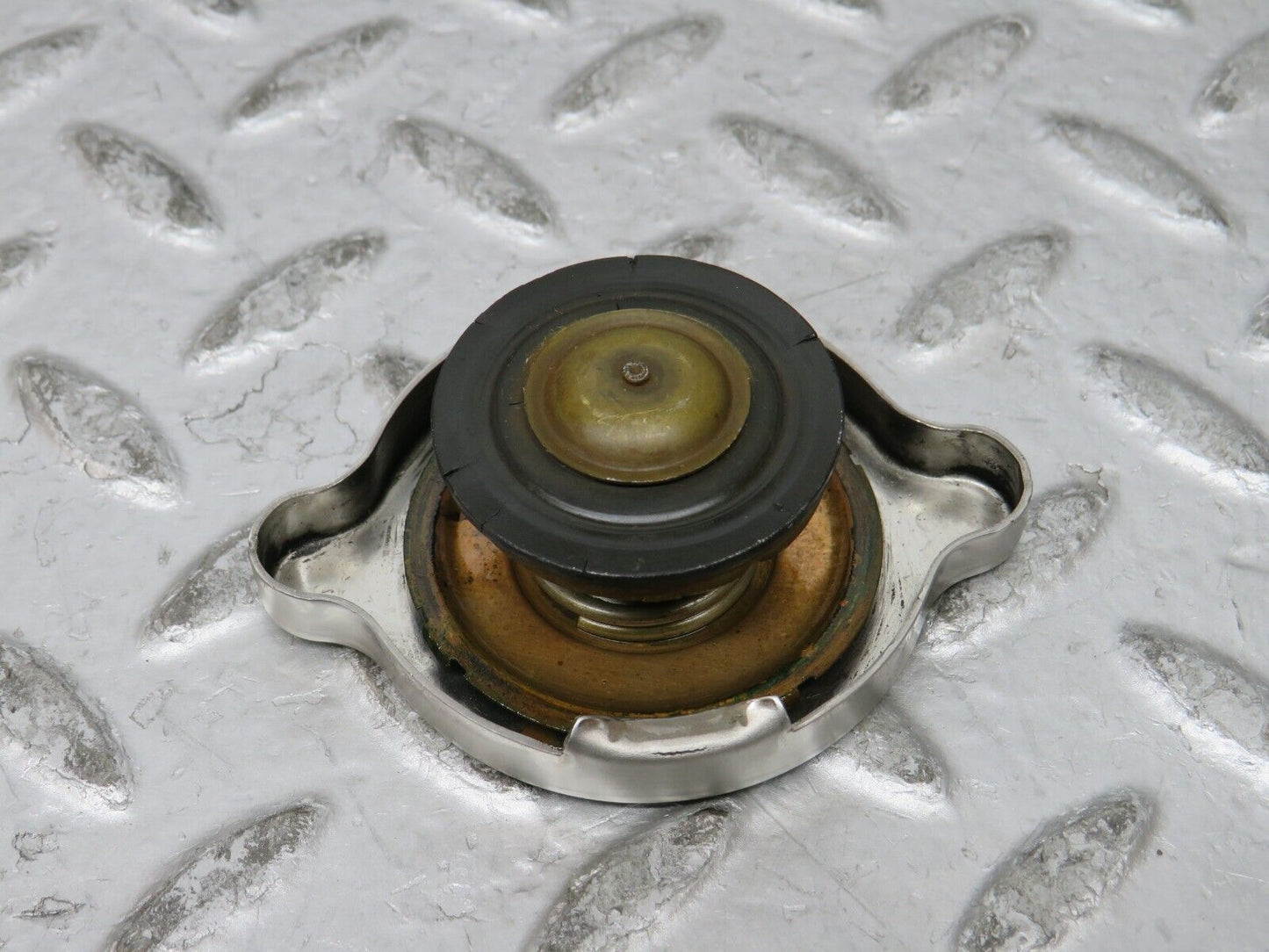 27251 Mercedes-Benz W123 280E Radiator Cap 1235010015