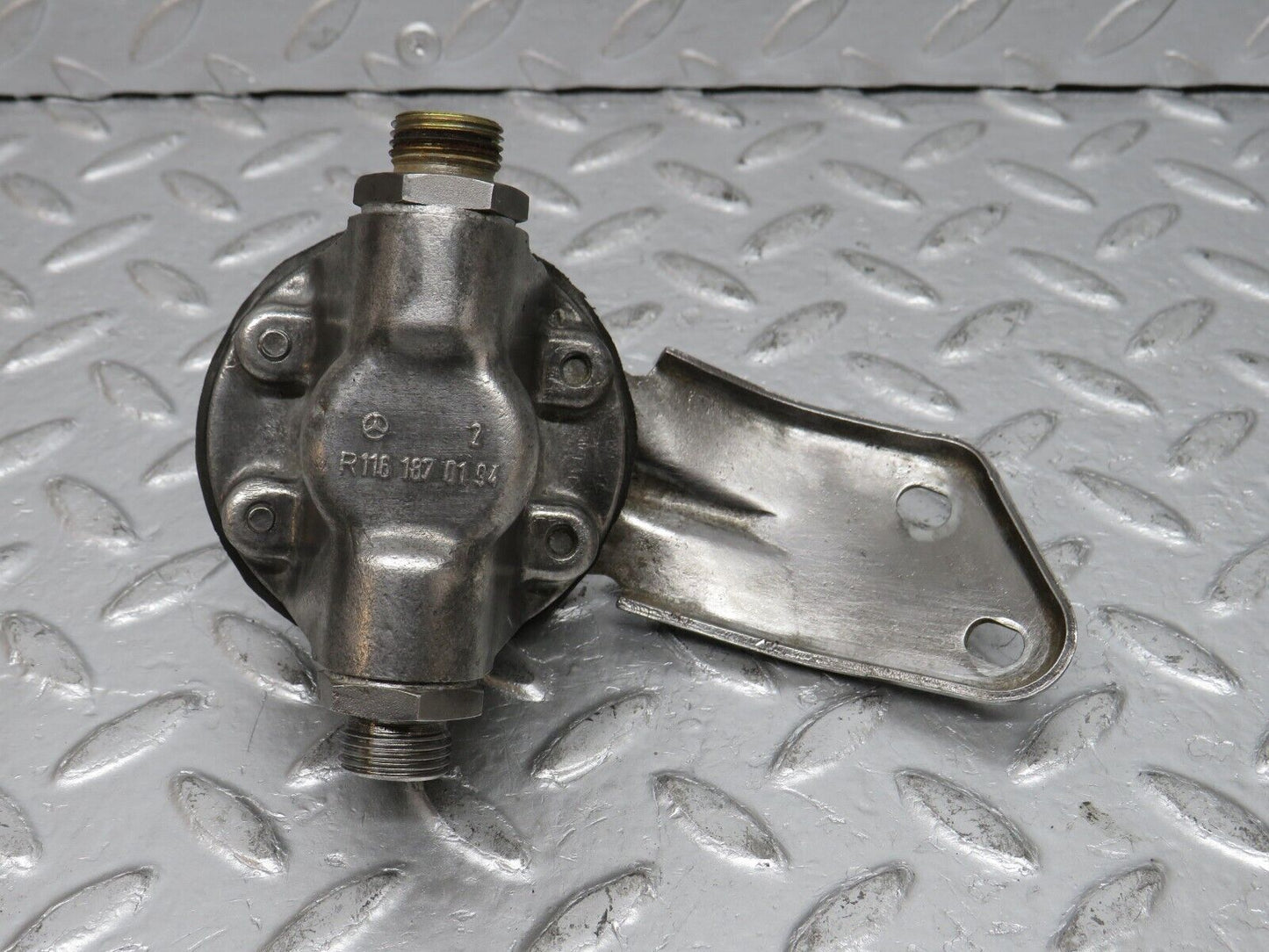 32788 Mercedes-Benz C107 R107 350 V8 Oil Pressure Damper 1161870194 1161870196