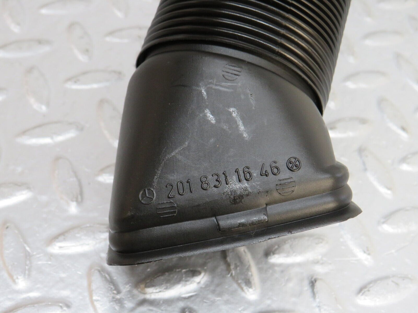 33584 Mercedes-Benz W201 190E 2.0L Air Duct Pipe Hose Right 2018311846 2018311646