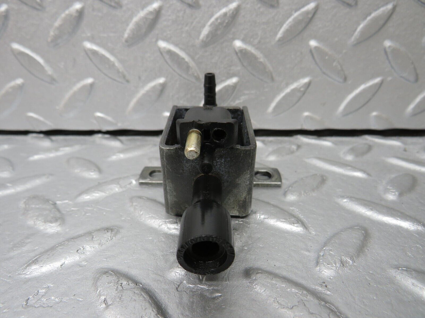 38070 Mercedes-Benz A124 320E Cabriolet Vacuum Control Valve 001540869