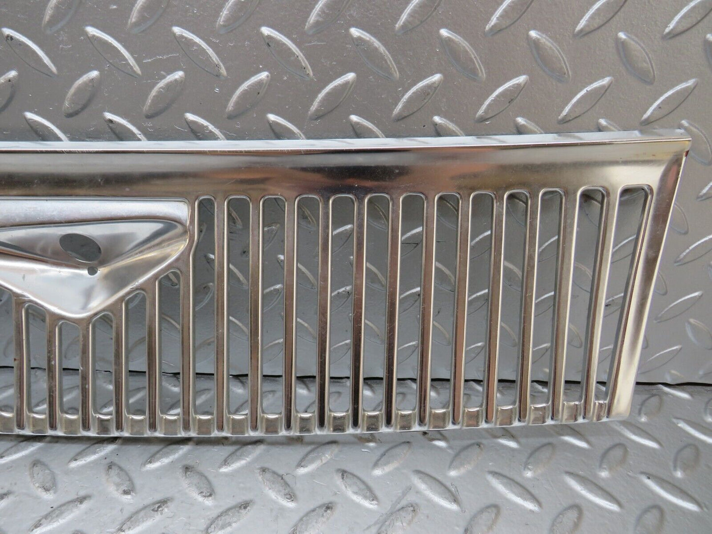 26307 Mercedes-Benz W116 450SE Air Intake Grill Chrome