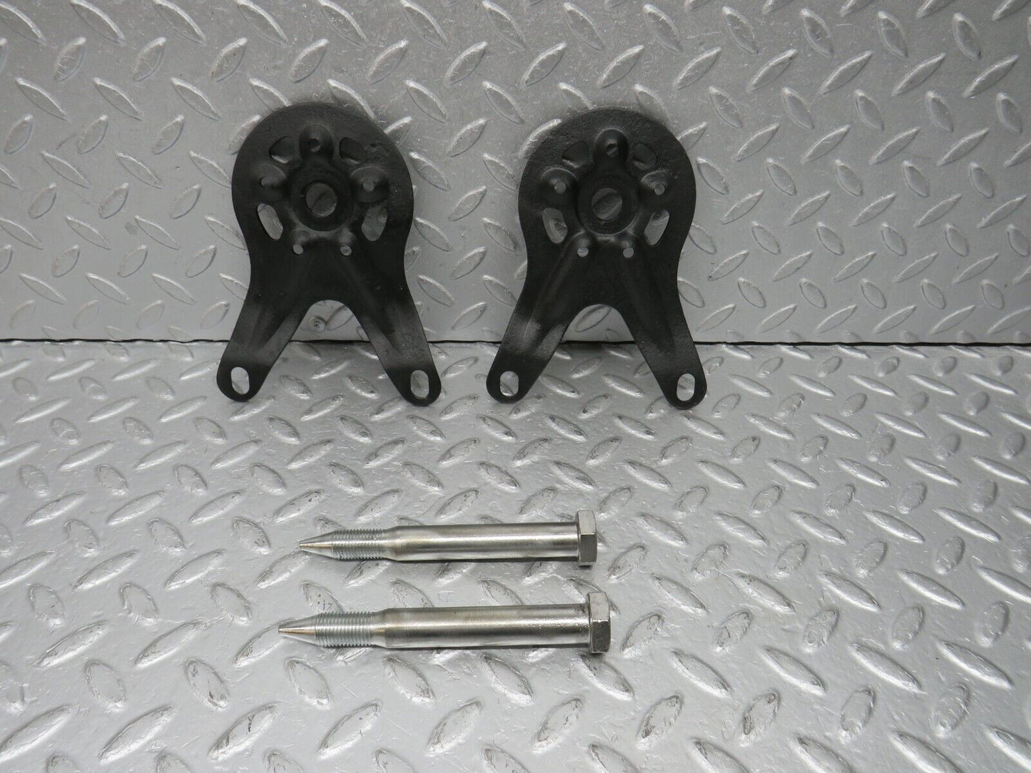 39233 Mercedes-Benz R107 500SL Coupe Rear Suspension Axle Mounting Bracket