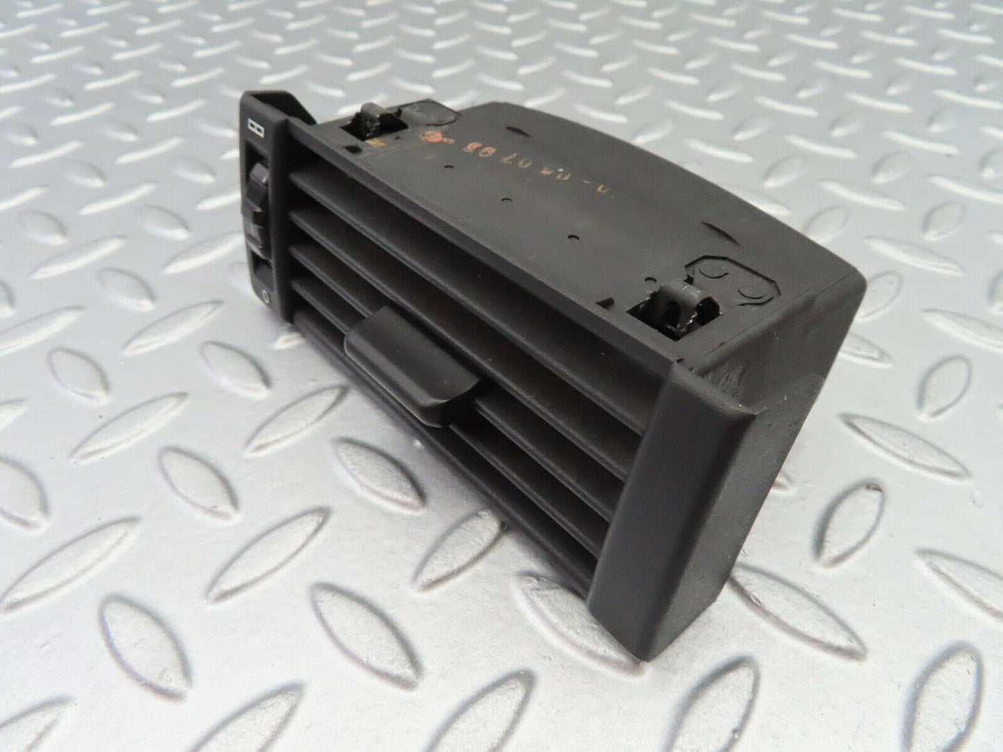 7125 Mercedes-Benz S124 E220 Wagon Dashboard Air Vent Right