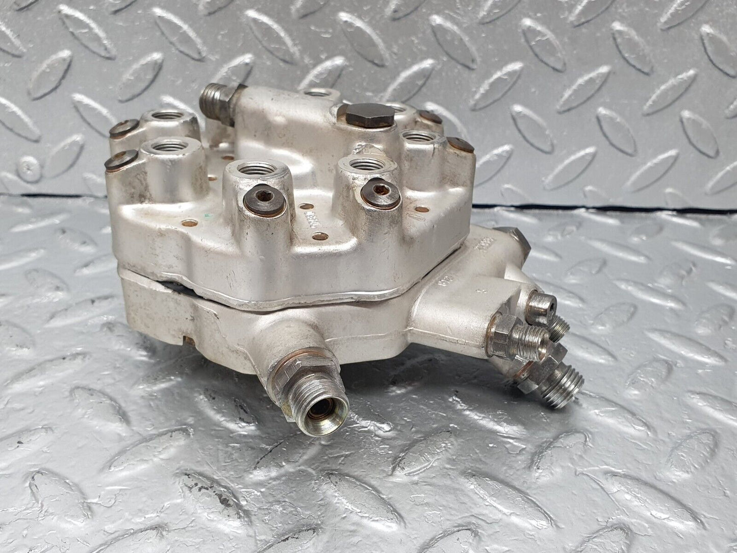 43648 Mercedes-Benz C126 380SEC Coupe Fuel Distributor Bosch 0438100111