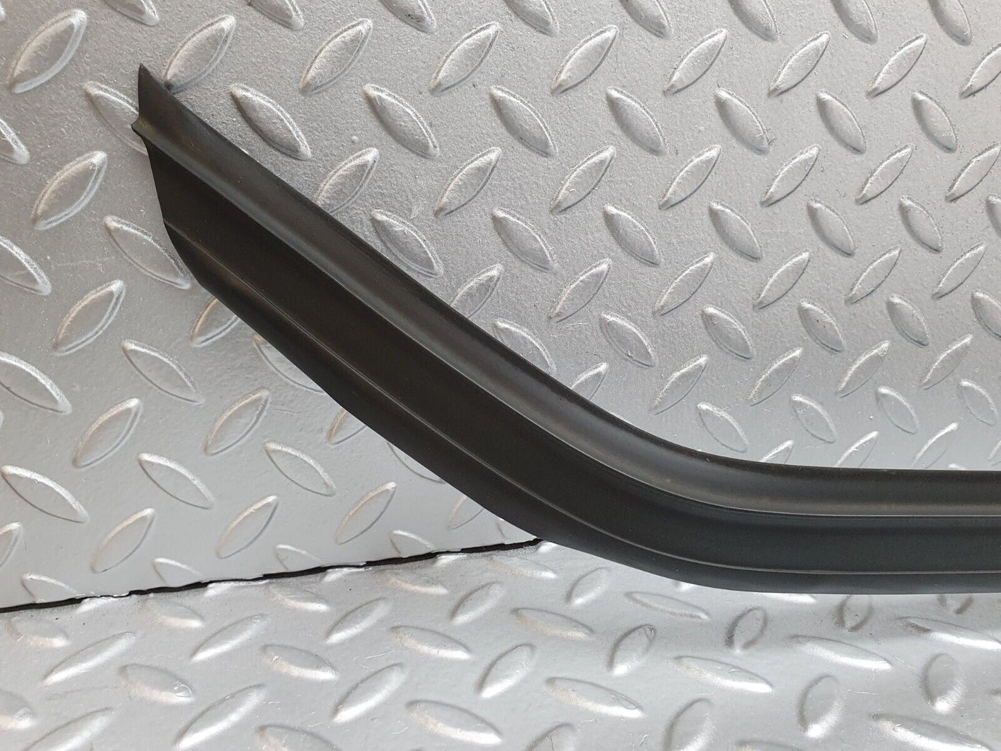 41714 Mercedes-Benz W124 200E Rear Windscreen Lower Rubber Seal