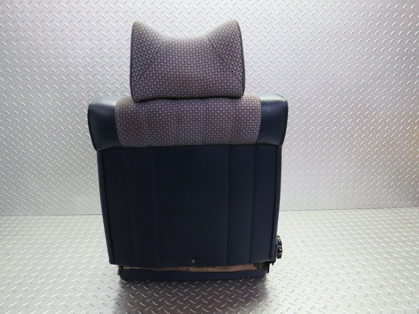 31135 Mercedes-Benz W123 200D Front Right Driver Seat Blue