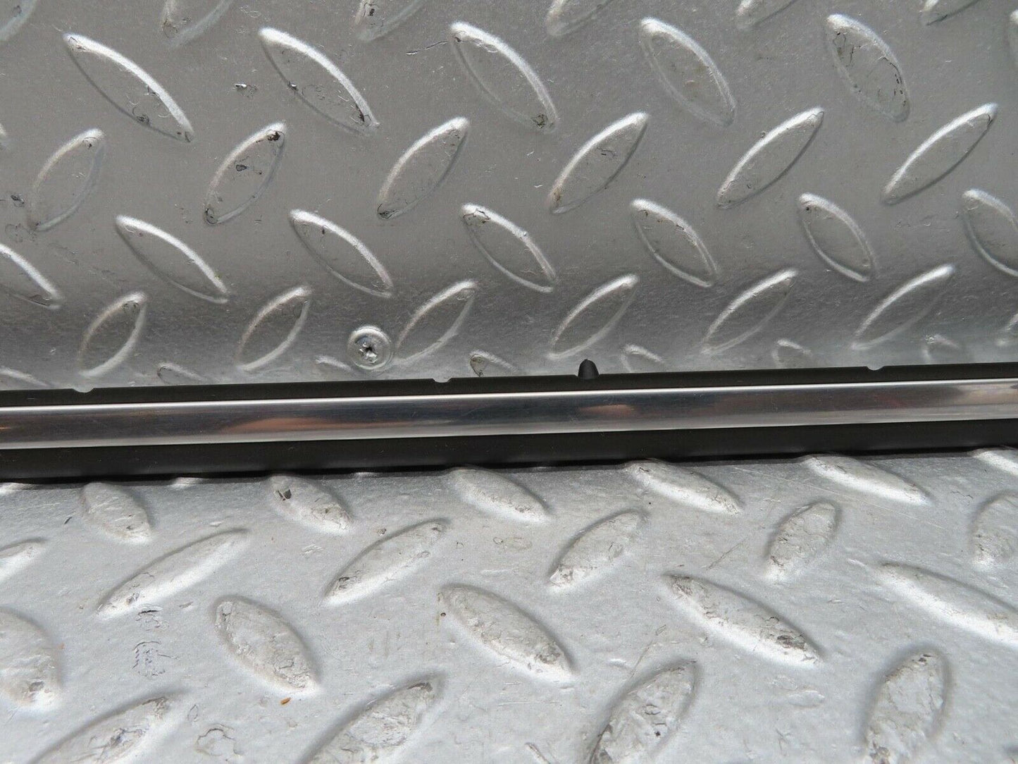 15831 Mercedes-Benz W123 280E Front Right Fender Wing Centre Moulding Trim